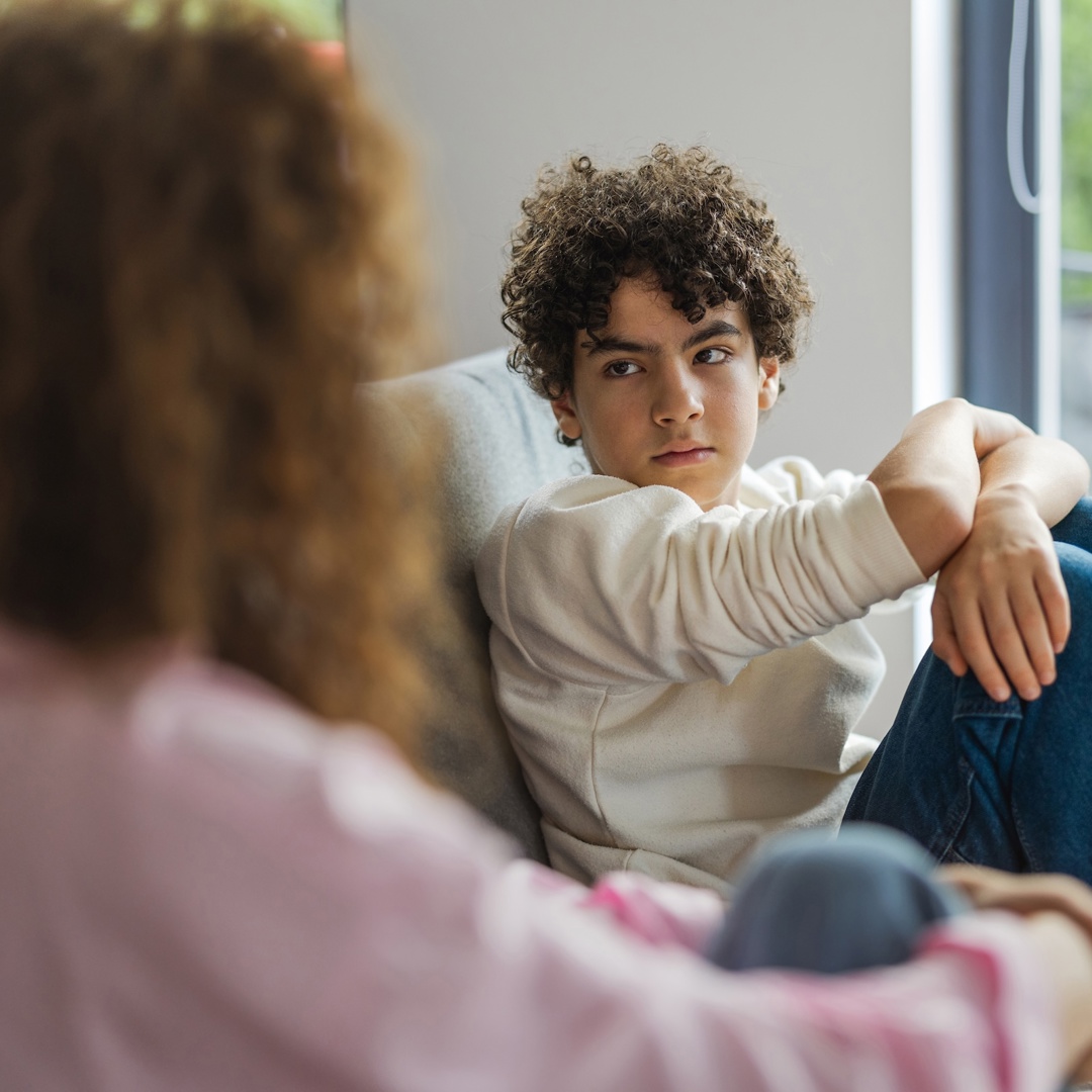 Moeder praat tijdens vakantie met tienerzoon over minder goed rapport 