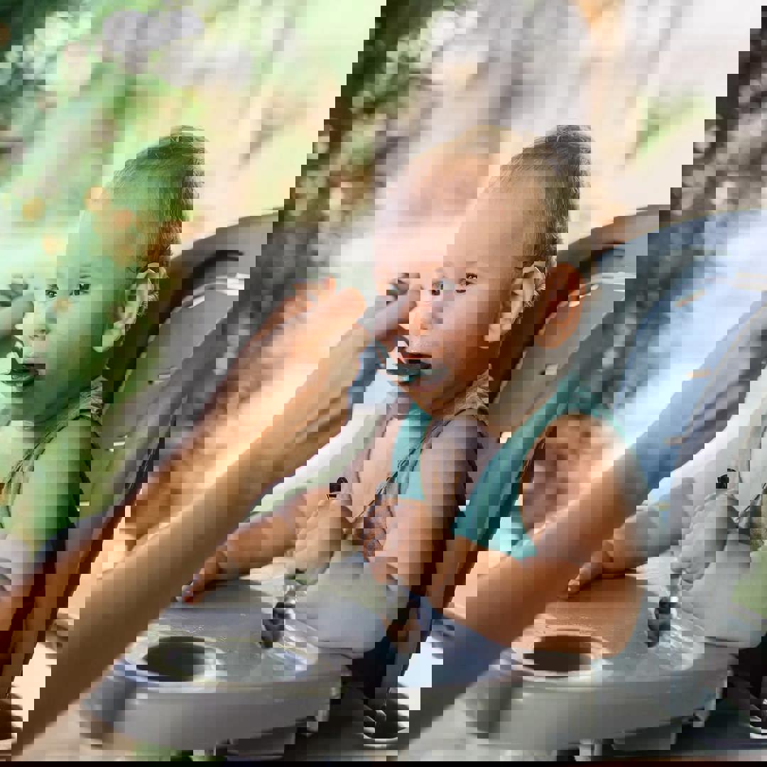 Baby krijgt vaste en gezonde voeding