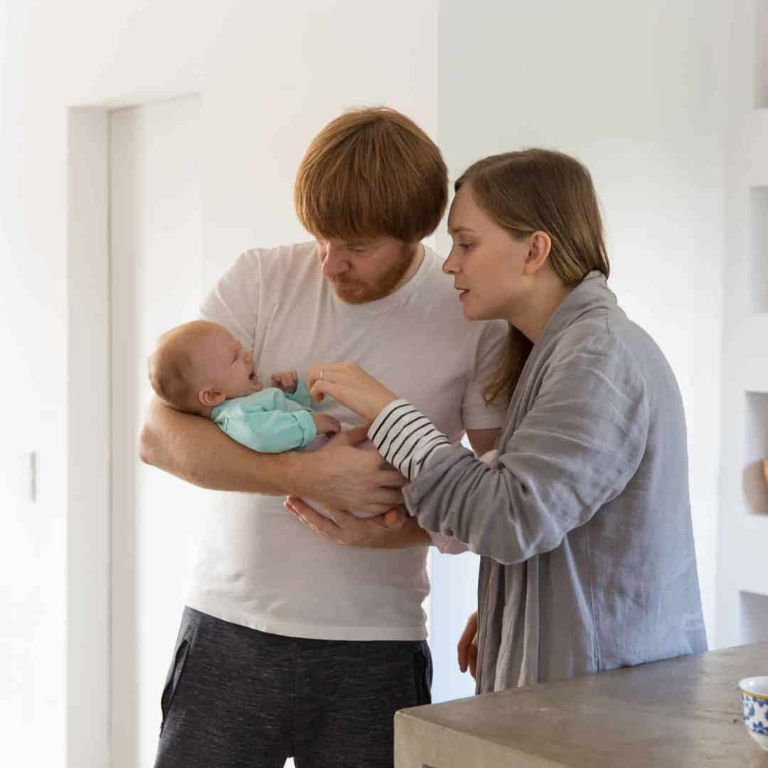 Koppel kijkt naar pasgeboren baby: zo groei je niet uit elkaar