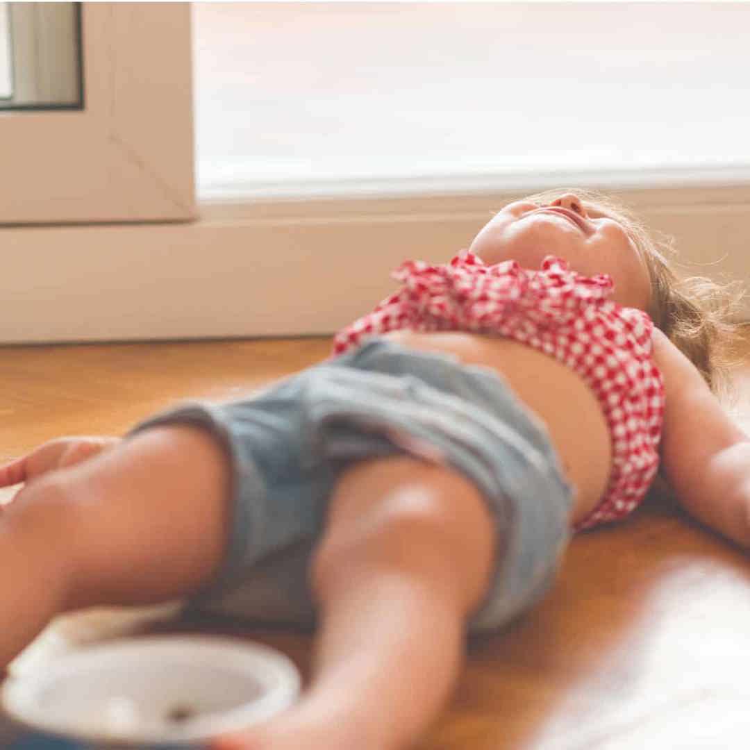 Wenende peuter op de grond: Hoe ga je om met typisch peutergedrag?