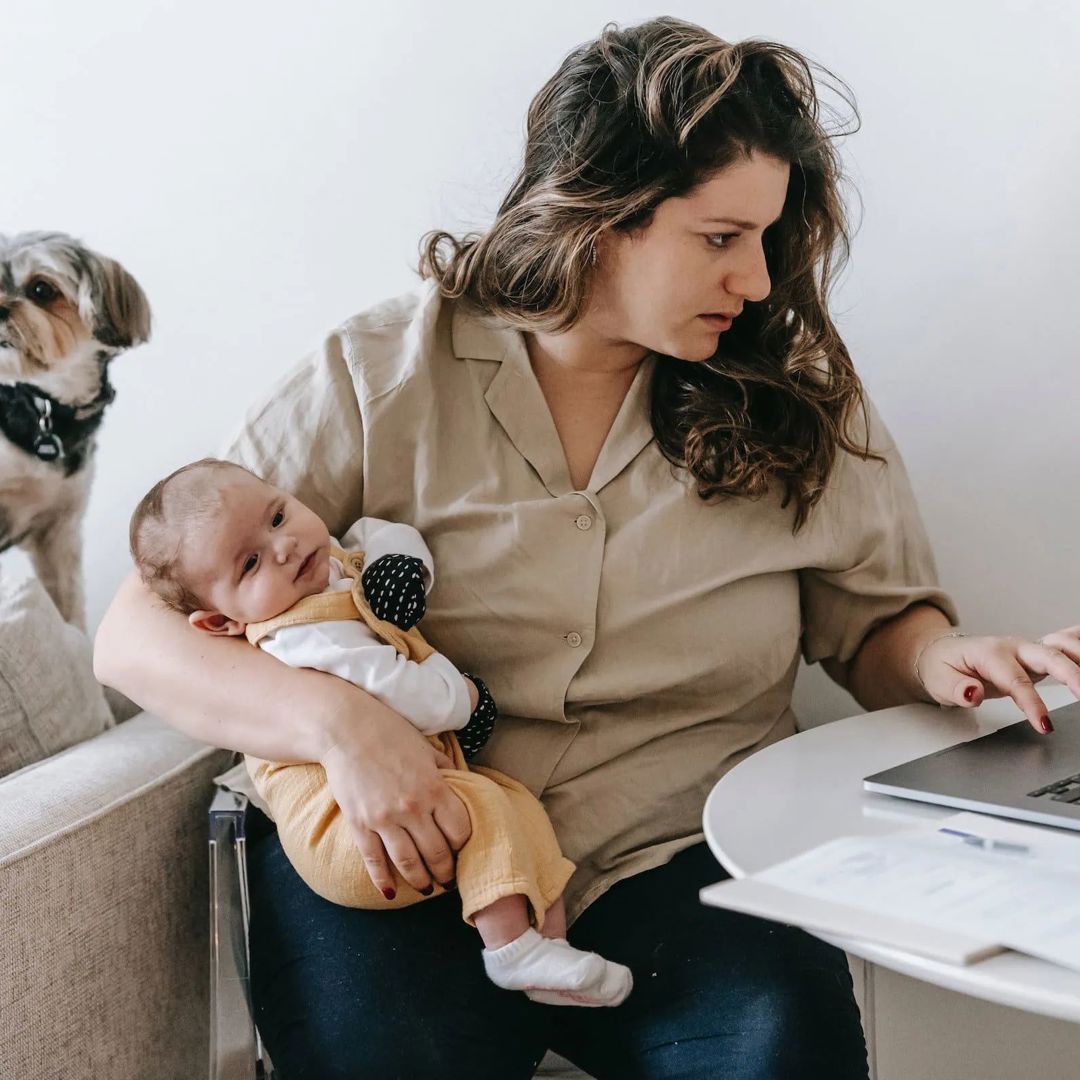 Moeder werkt met baby: een goede combinatie gezin en werk is uitdagend