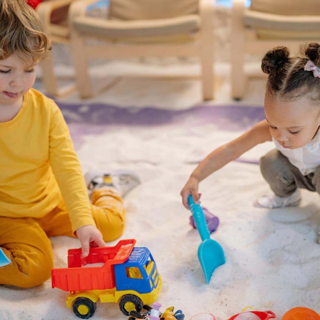 Spelende kleuters: Samen spelen en speelgoed delen: moeilijk voor (bijna) elke kleuter
