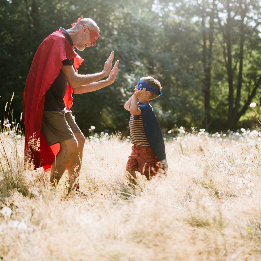 Grootouder Nieuwsbrief Grootvader En Kleinkind Spelen Buiten