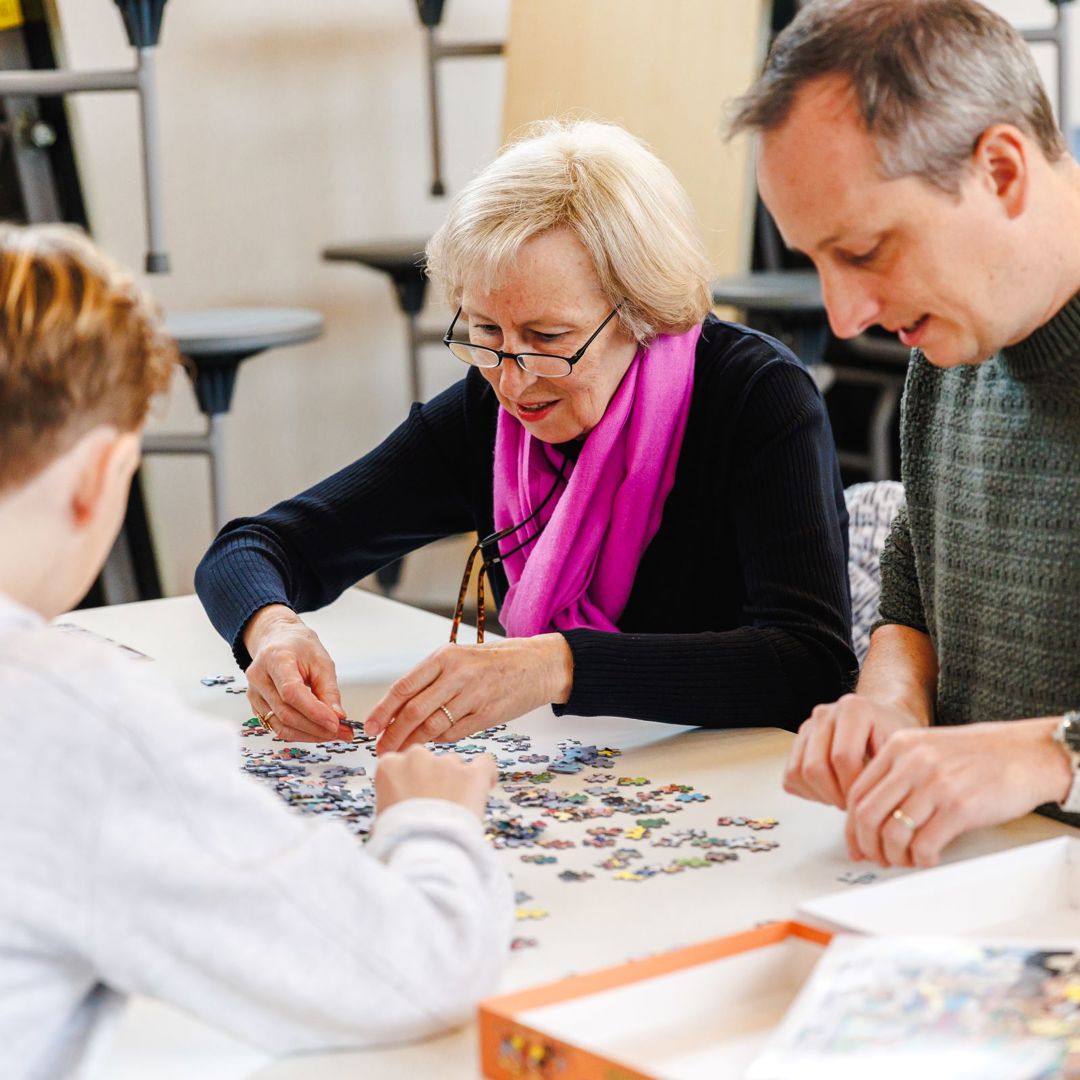 Puzzelkampioenschap Gezinsbond Verschillende Generaties Aan Het Puzzelen