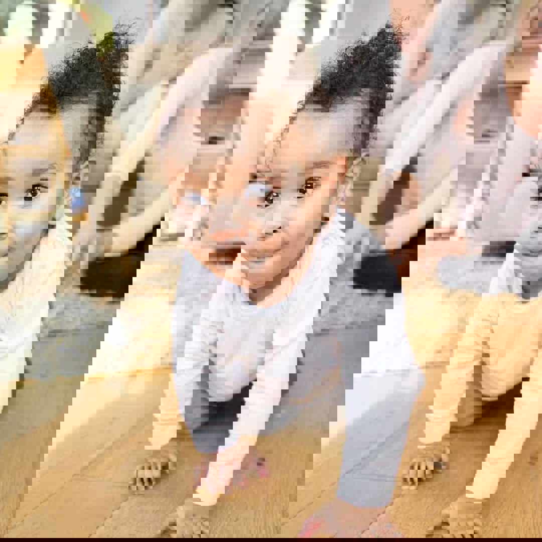 Trotse ouders met kruipende baby: over knelpunten uit het groeipakket