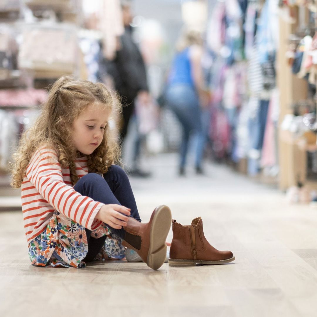 Gezinsbond meisje past schoenen met korting