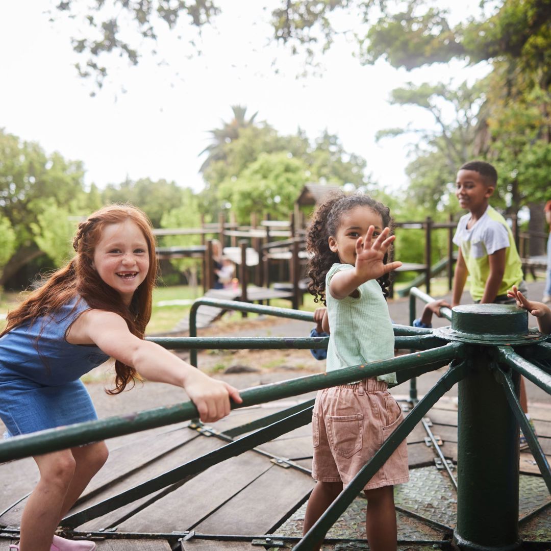 Vriendschap Bij Kinderen Spelend Op Speeltuin