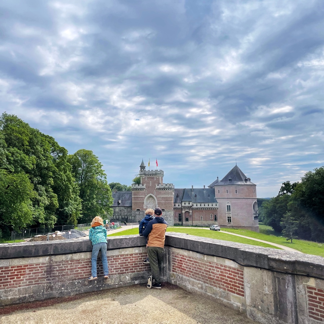 Twee kinderen samen met papa met Kasteel Van Gaasbeek op achtergrond