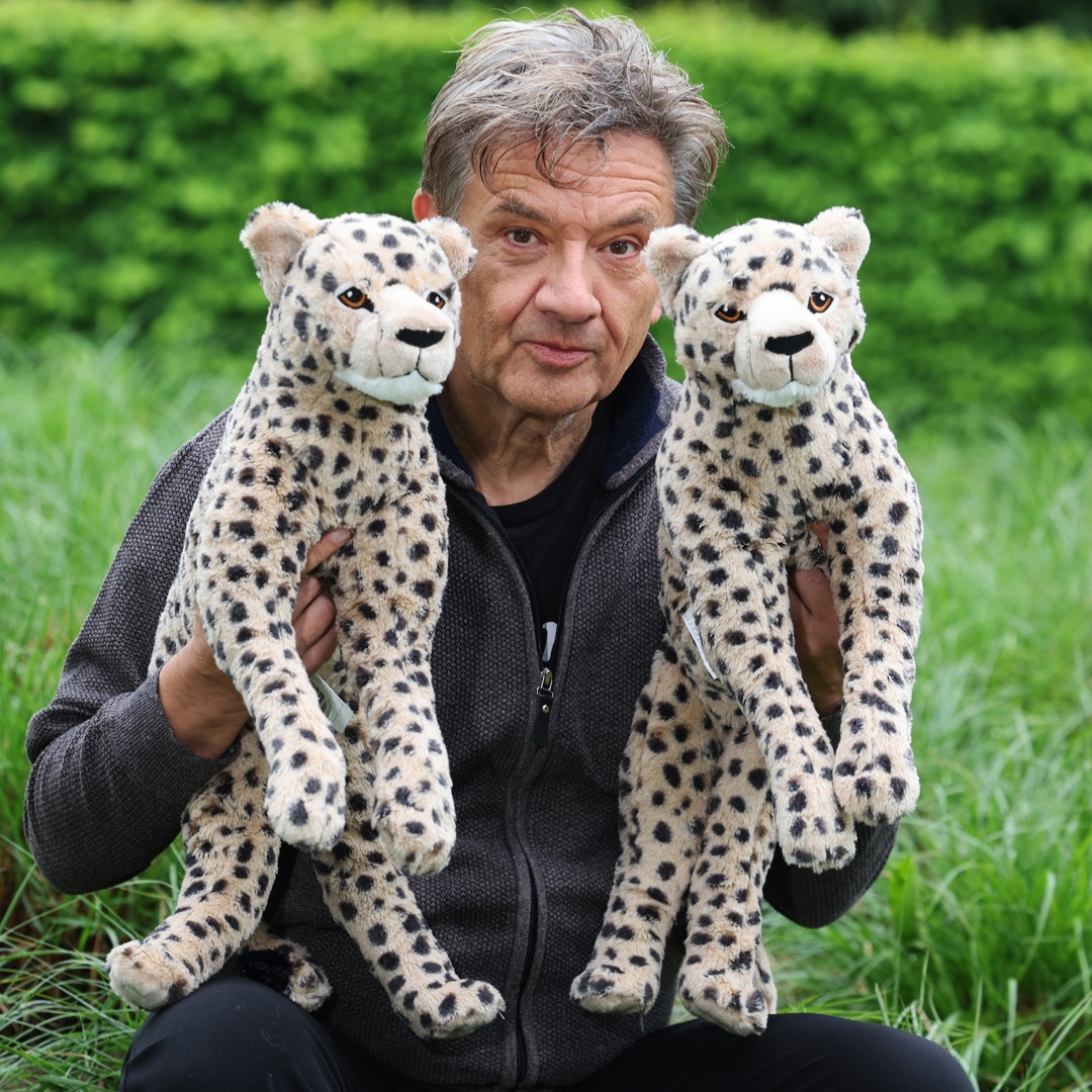 Bekende opa Bart Peeters met knuffels in tuin