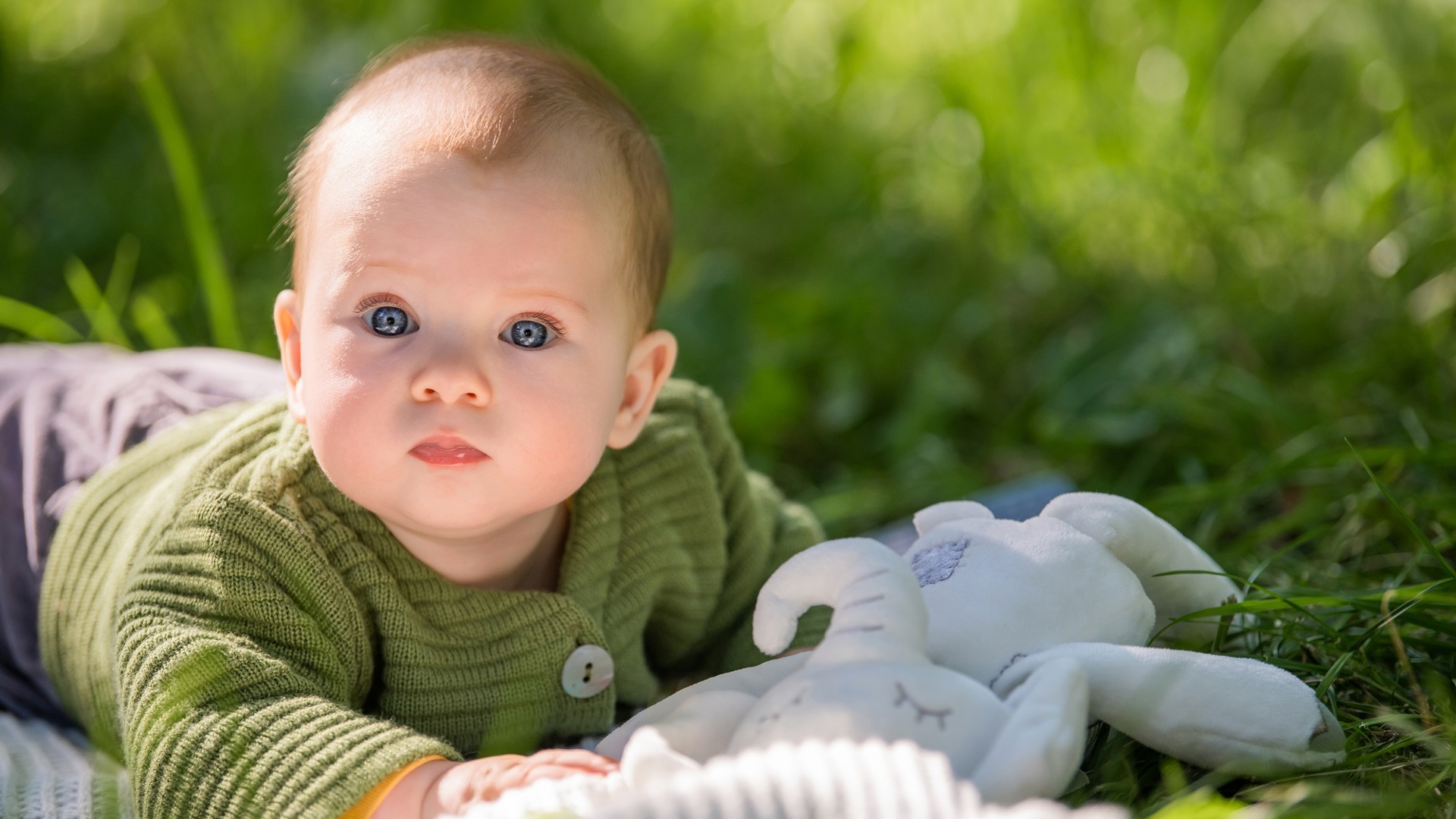 Banner Baby Lente op deken in het gras
